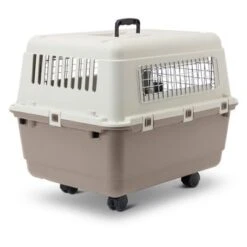 Savic Feria Transport Crate With Wheels -Pet Supply Shop 105470 savic transportbox feria mit rollen gr4 hs02 0